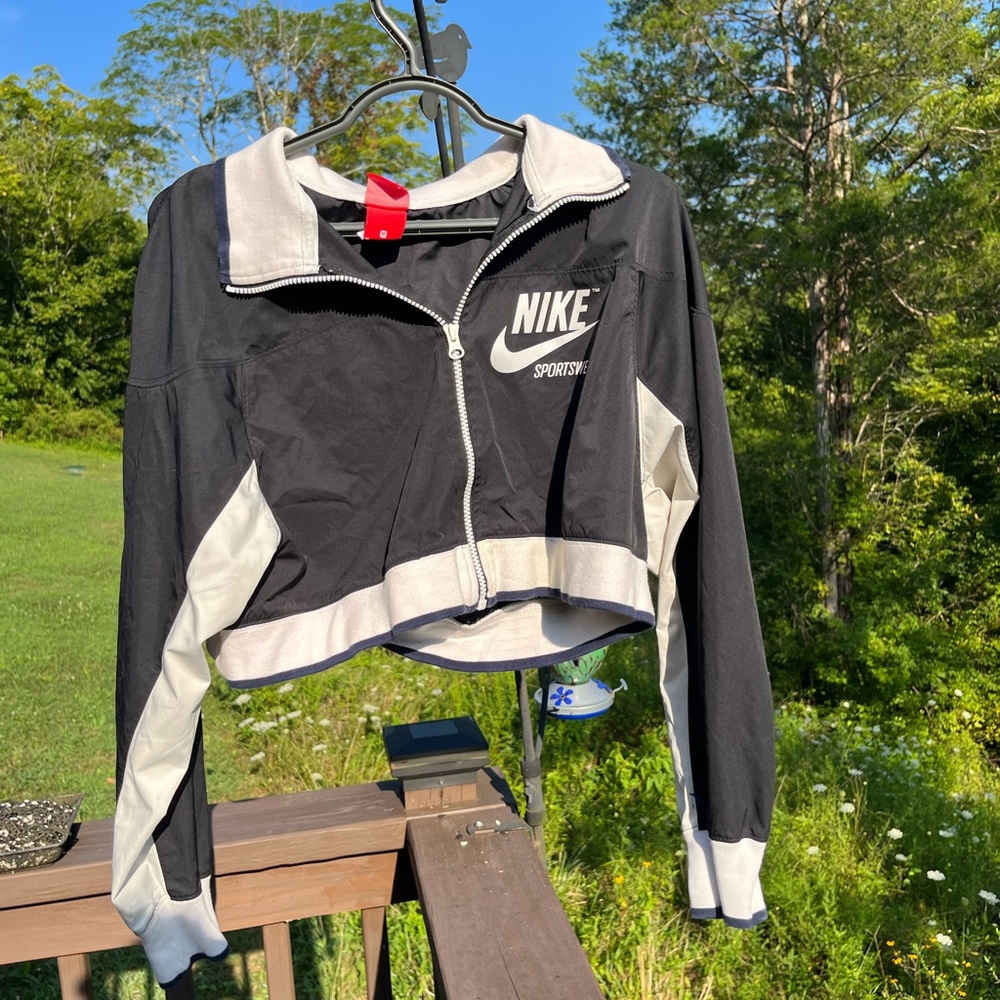 Nike Black and White Sporty Cropped Jacket